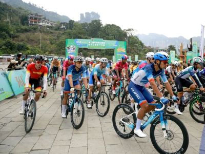 第二届环贵州公园省国际公路自行车赛（毕节站）在黔西化屋村鸣枪开赛